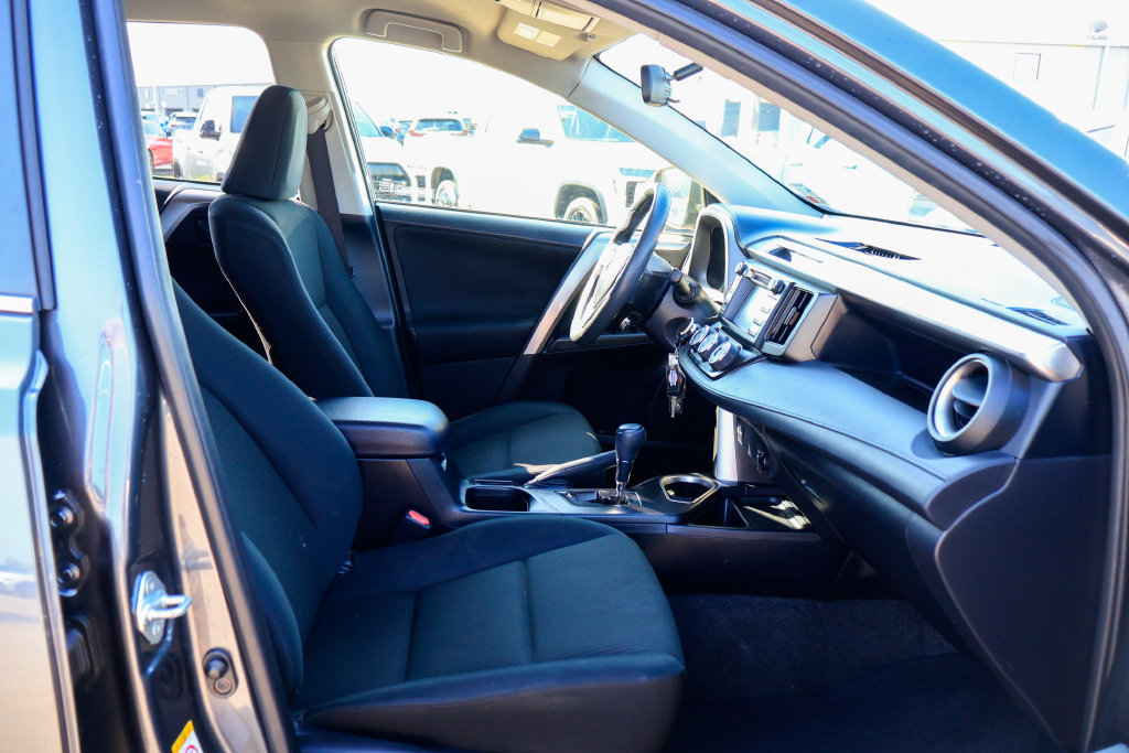 Used 2016 Toyota RAV4 LE FWD image 10