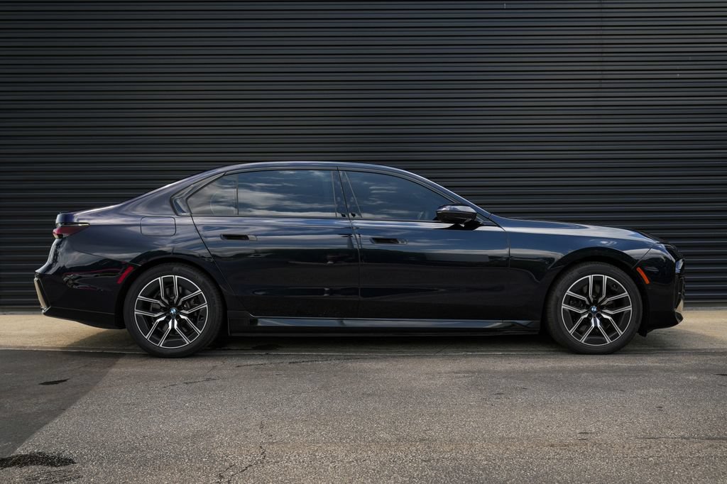 Used 2025 BMW i7 xDrive60 AWD/4WD image 35
