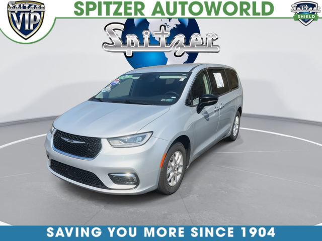 Used 2024 Chrysler Pacifica Touring-L FWD image 4
