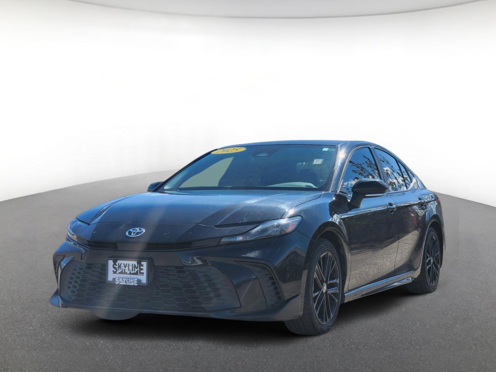 Used 2025 Toyota Camry SE FWD image 2