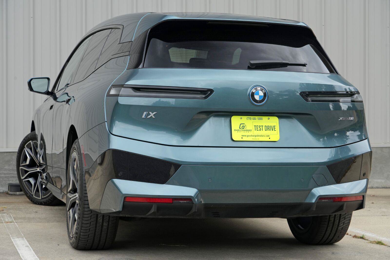 Used 2022 BMW iX xDrive50 w/ Sport Package AWD/4WD image 5
