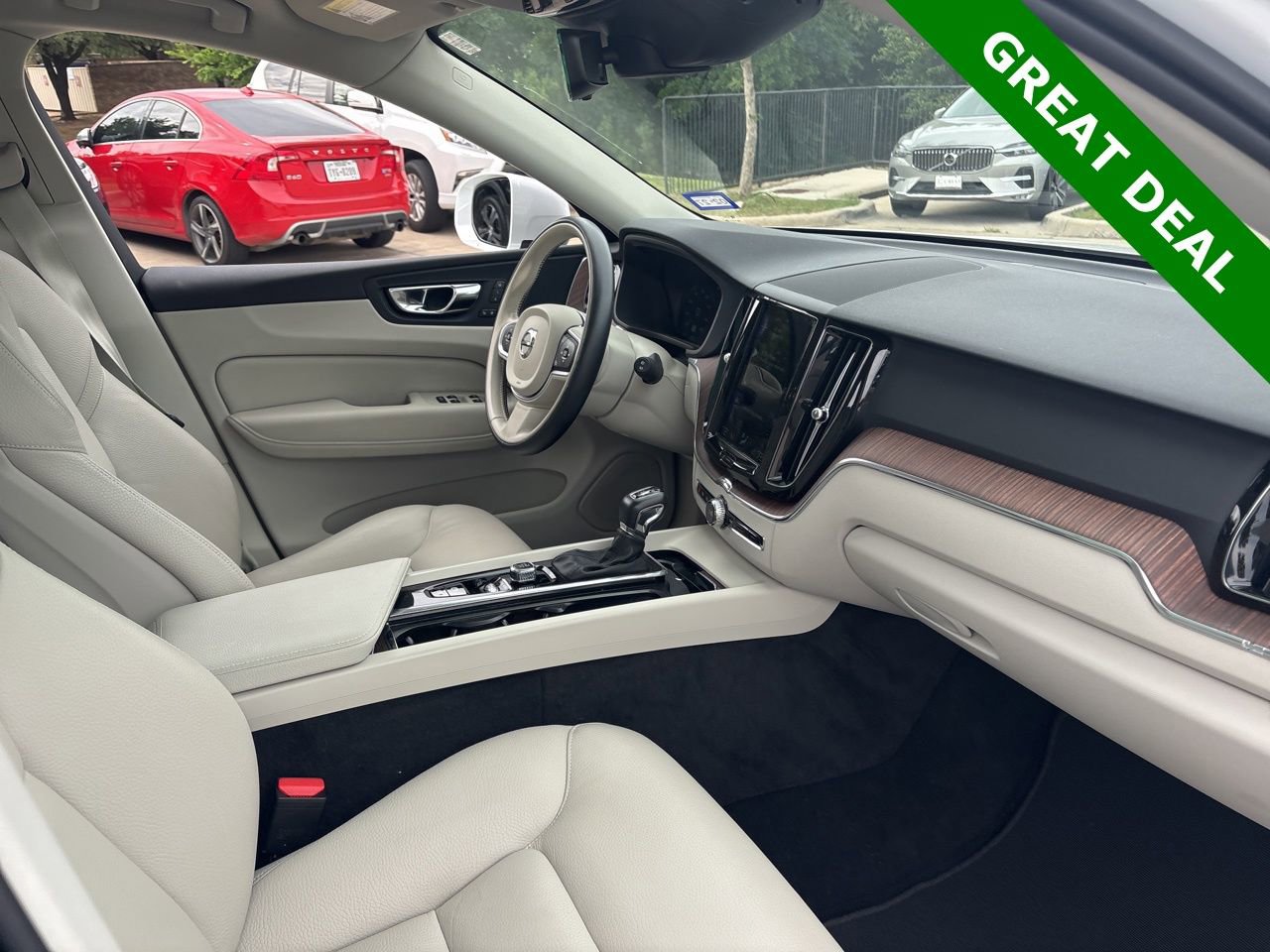 Used 2021 Volvo XC60 T5 Momentum w/ Premium Package image 14