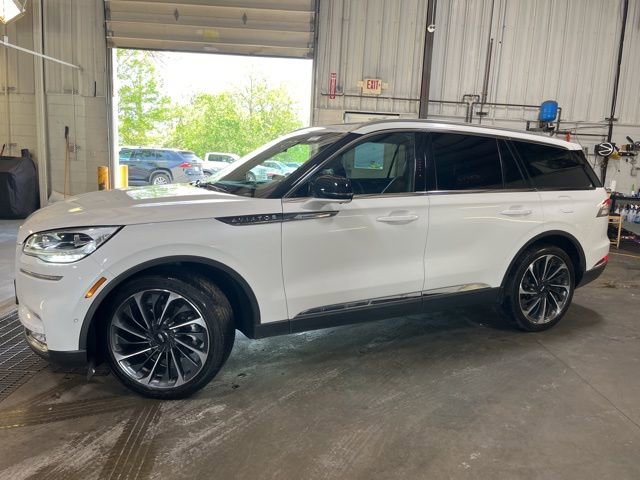 Used 2023 Lincoln Aviator Reserve w/ Equipment Group 201A AWD/4WD image 2