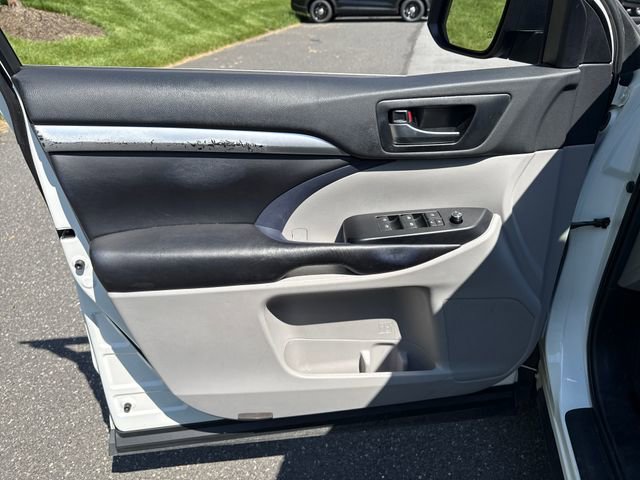 Used 2019 Toyota Highlander XLE AWD/4WD image 25