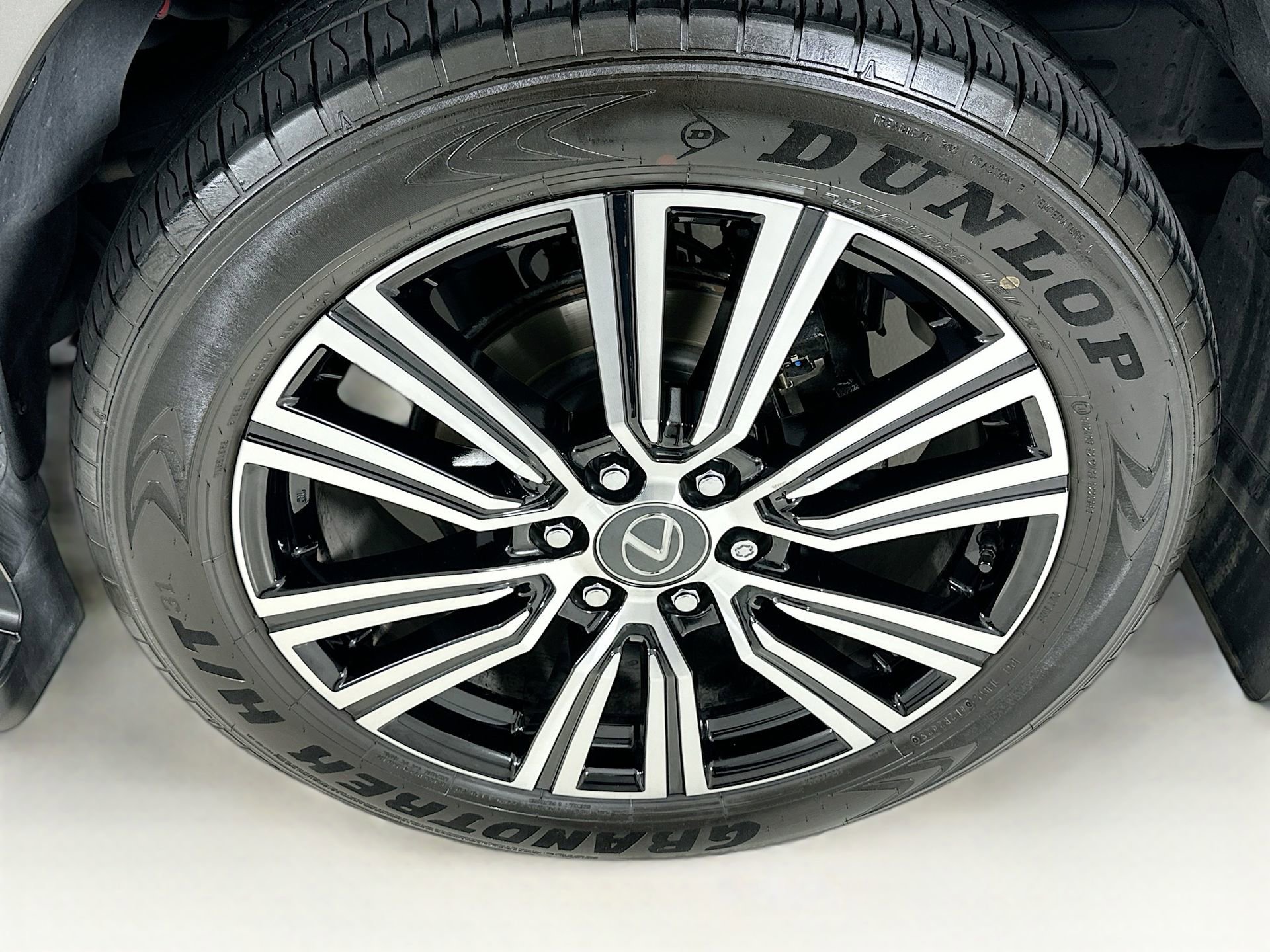 Used 2025 Lexus LX 700h Luxury image 35