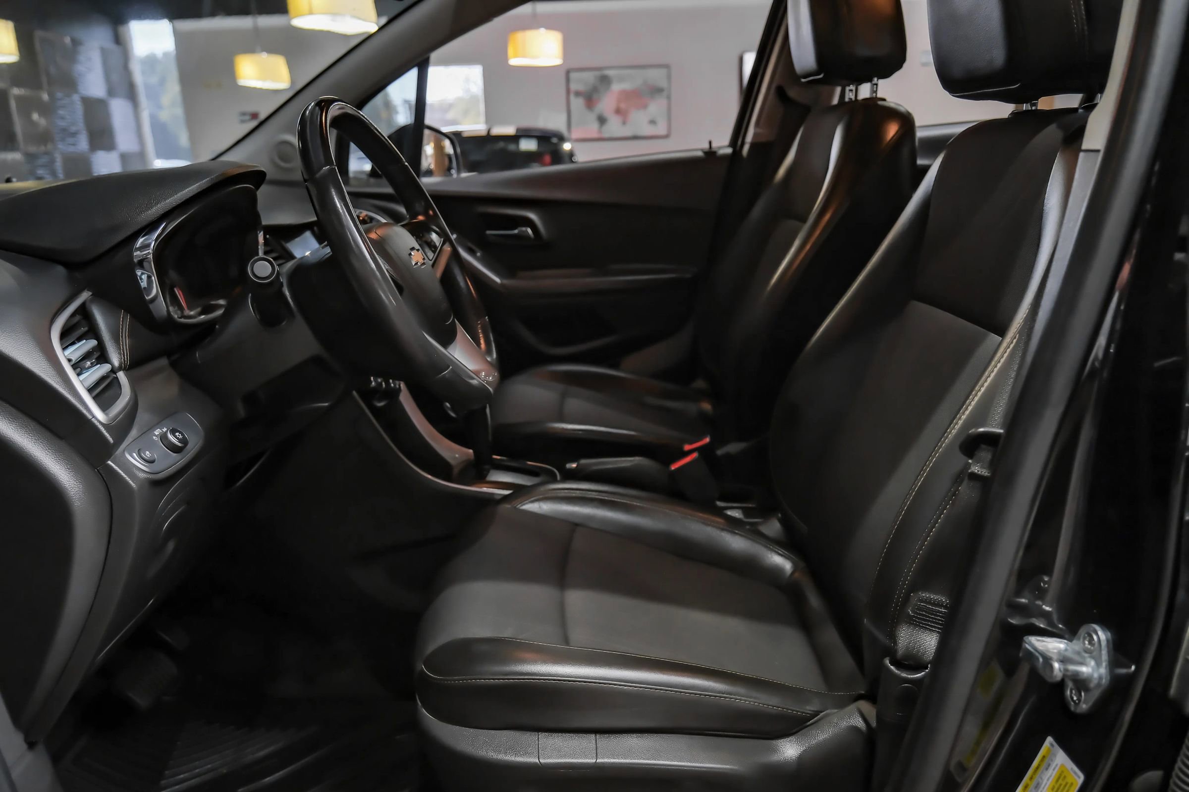 Used 2022 Chevrolet Trax LT w/ LT Convenience Package image 4