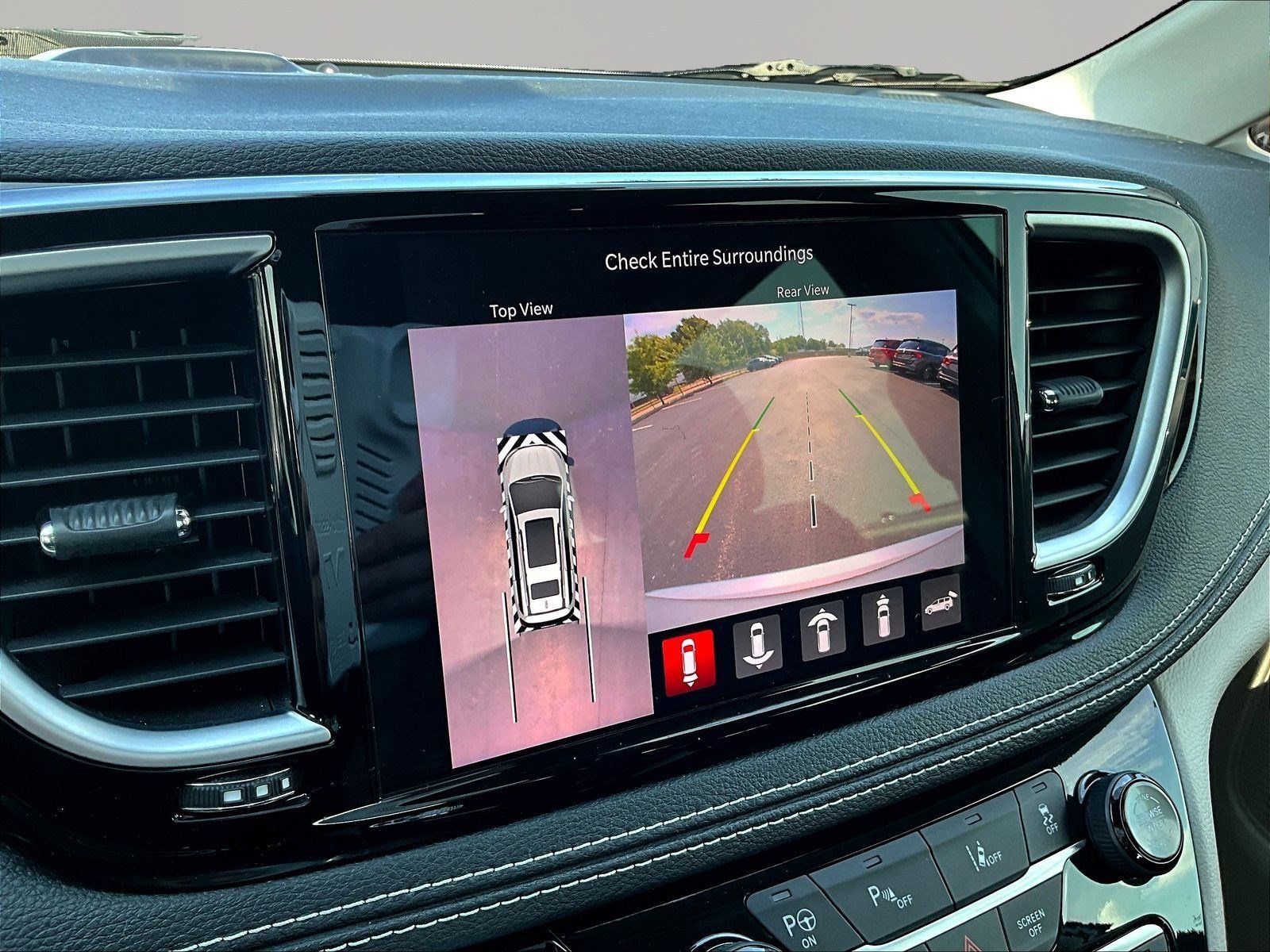 Used 2021 Chrysler Pacifica Limited w/ Uconnect Theater Family Group FWD image 13