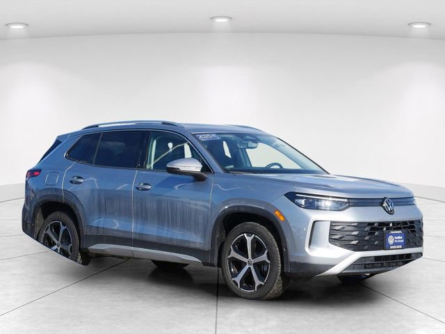 Used 2025 Volkswagen Tiguan SE image 1