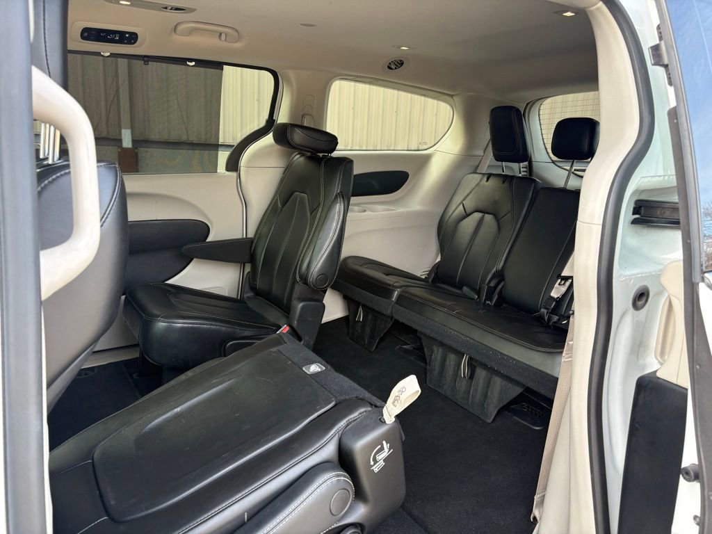Used 2023 Chrysler Pacifica Touring-L image 46