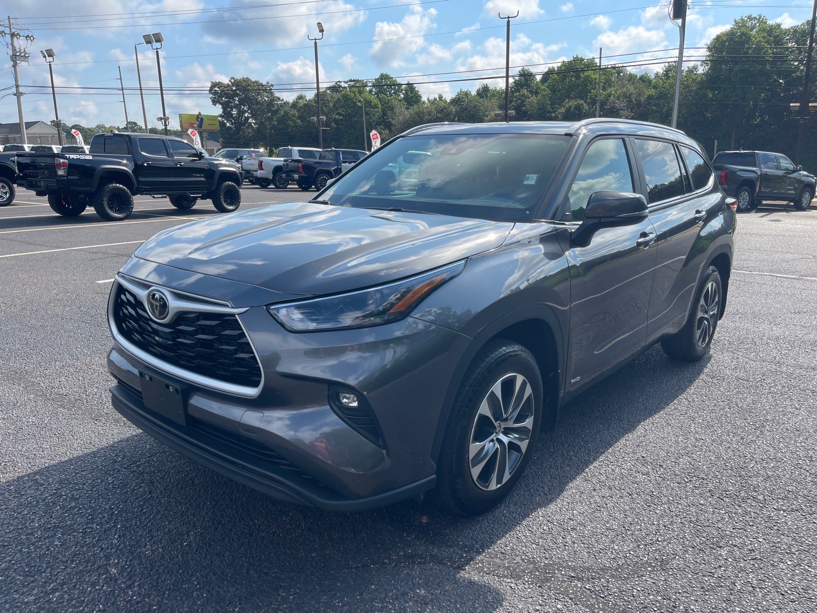 Used 2025 Toyota Highlander XLE AWD/4WD image 3