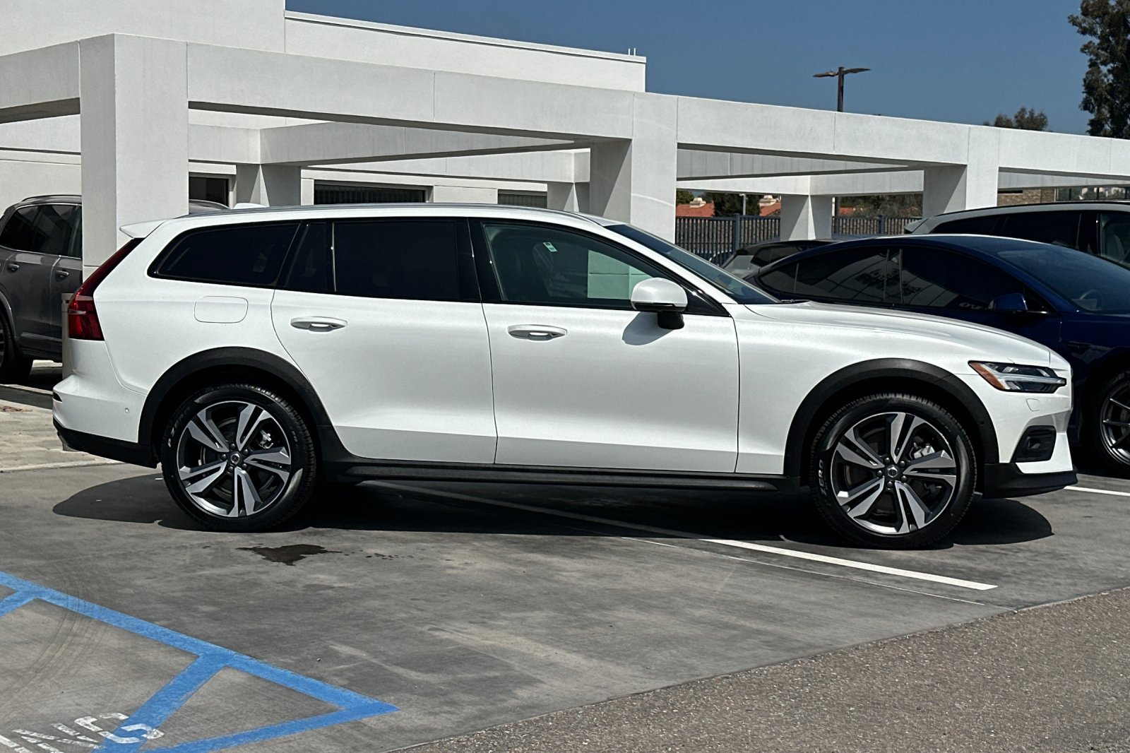 Certified 2025 Volvo V60 B5 Cross Country Plus image 3