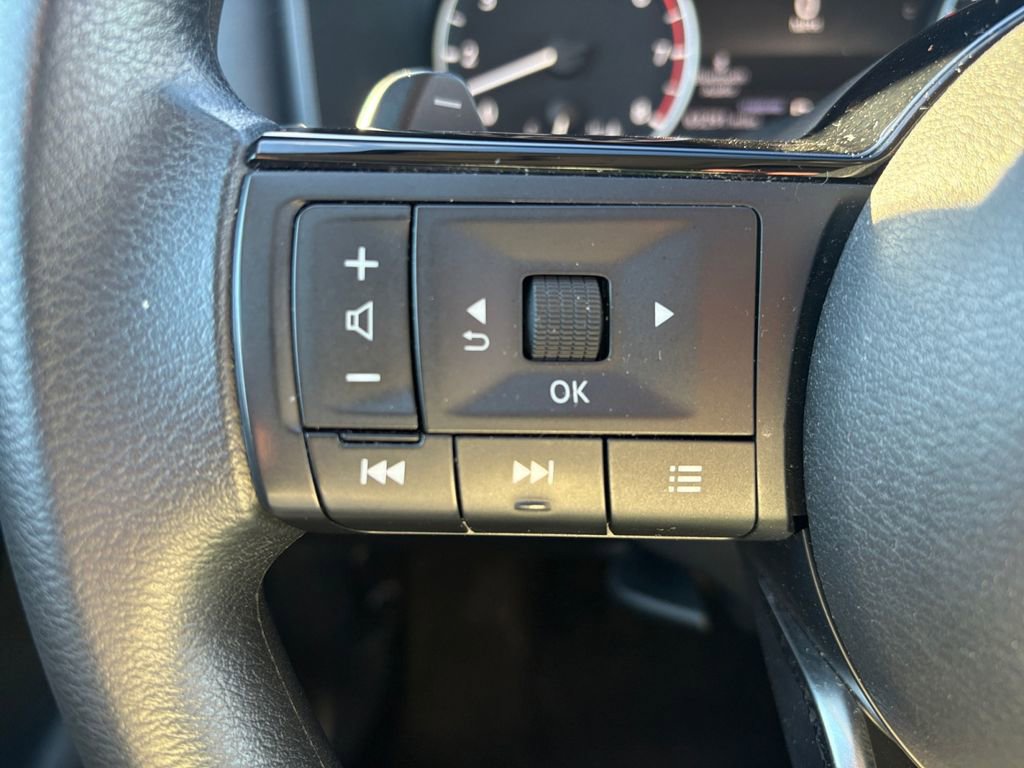 Used 2023 Nissan Rogue SV image 16