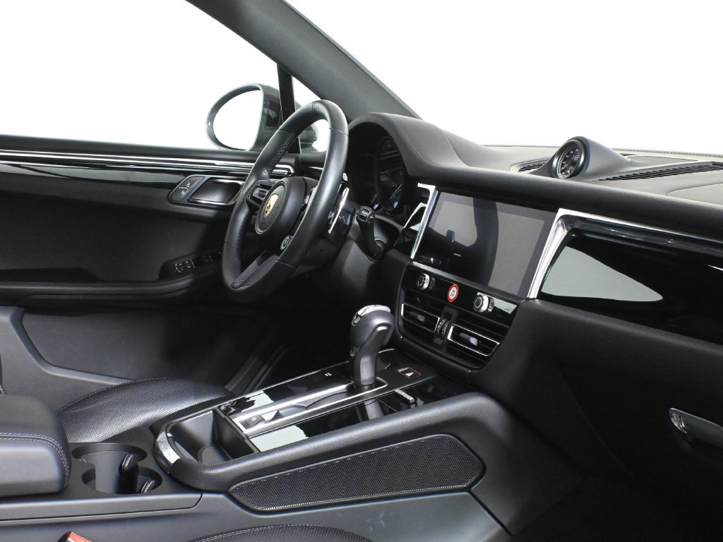Used 2025 Porsche Macan Turbo AWD/4WD image 39