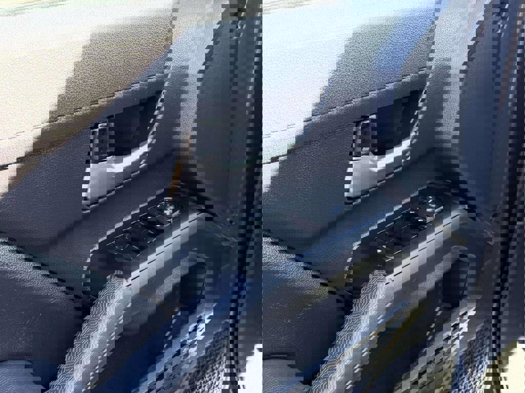 Used 2025 Toyota Tacoma TRD Off-Road image 17