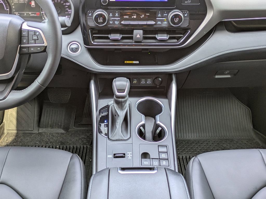 Used 2024 Toyota Highlander XLE FWD image 20