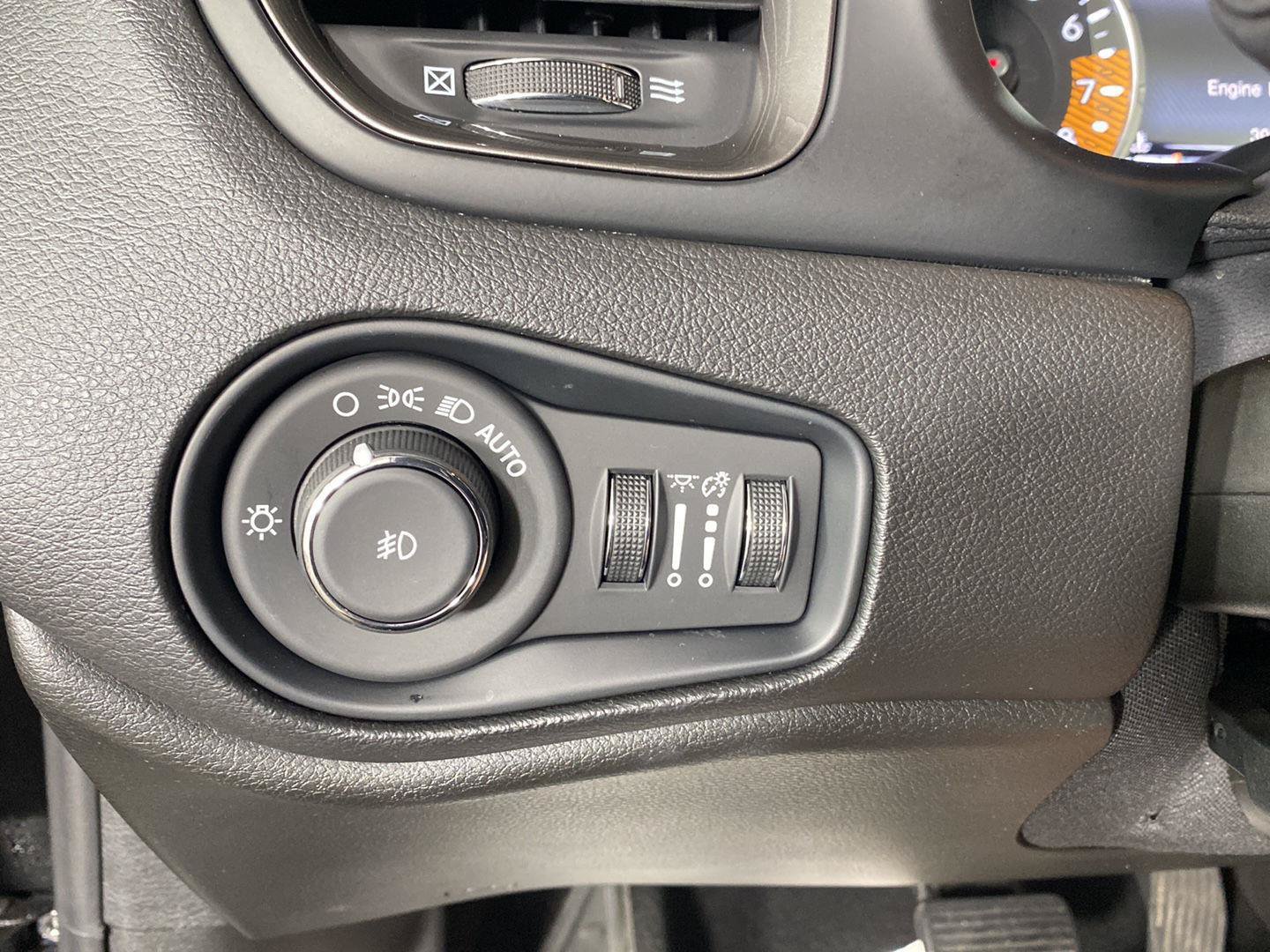 Used 2022 Jeep Renegade Latitude w/ Convenience Group AWD/4WD image 22