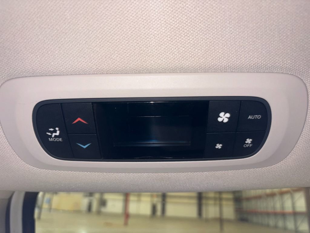 Used 2017 Chrysler Pacifica Touring-L FWD image 33