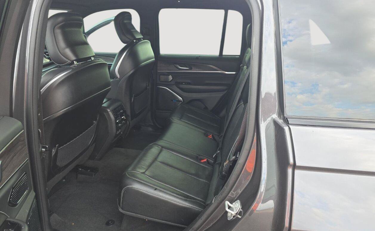 Used 2022 Jeep Grand Cherokee Overland w/ Advanced Protech Group III AWD/4WD image 5