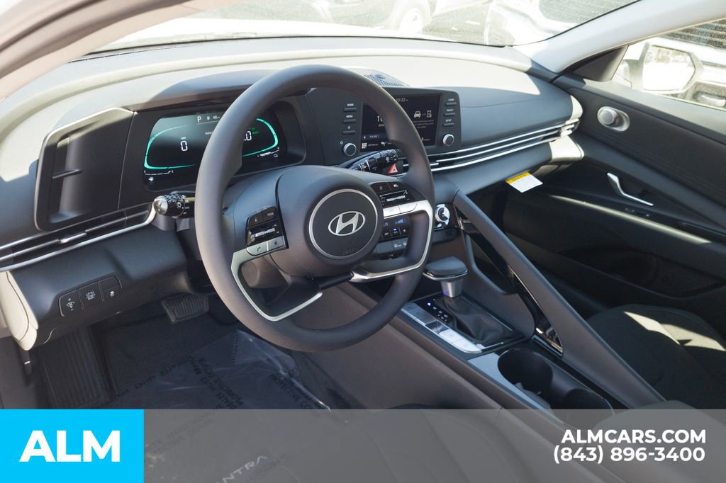 Used 2025 Hyundai Elantra Blue image 12