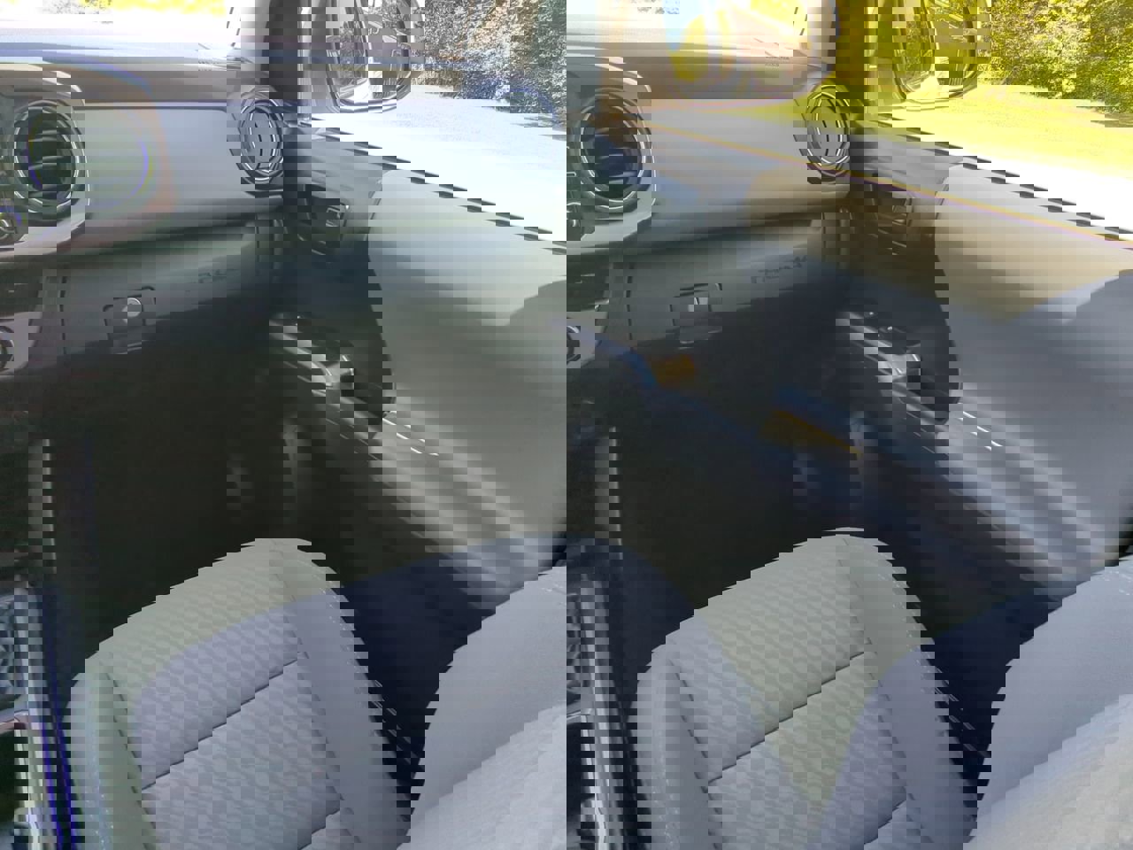 Used 2022 Toyota Tacoma SR5 w/ Technology Package image 15