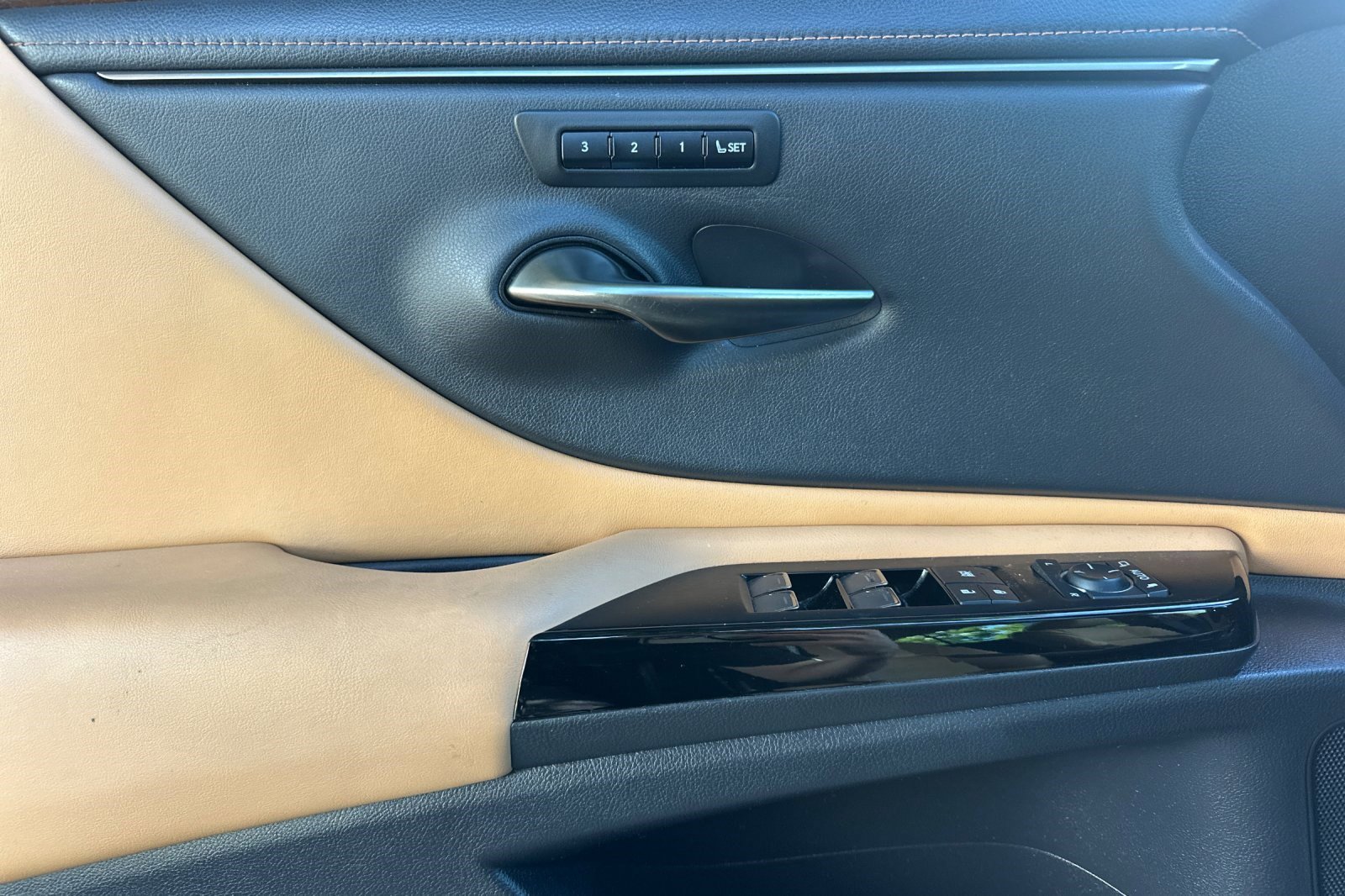 Certified 2022 Lexus ES 350 w/ Premium Package image 12