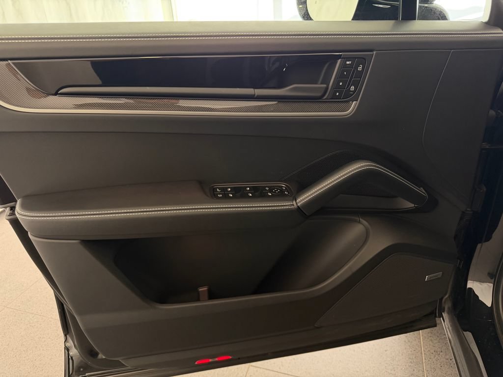 Certified 2025 Porsche Cayenne Turbo AWD/4WD image 15