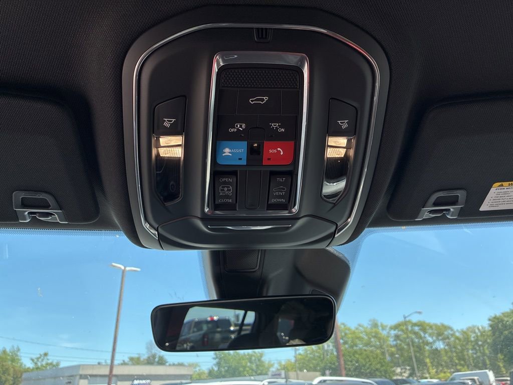 Used 2025 Jeep Grand Cherokee L Laredo image 19