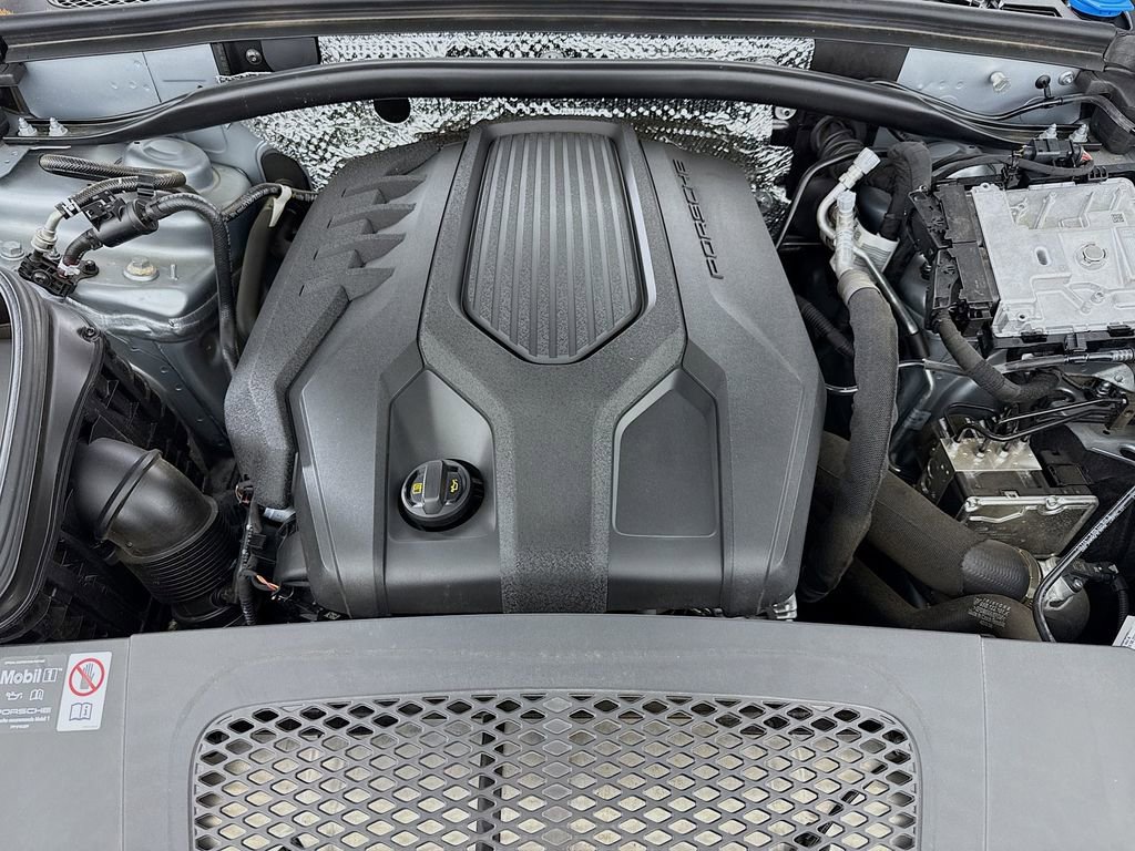 Certified 2025 Porsche Macan image 31