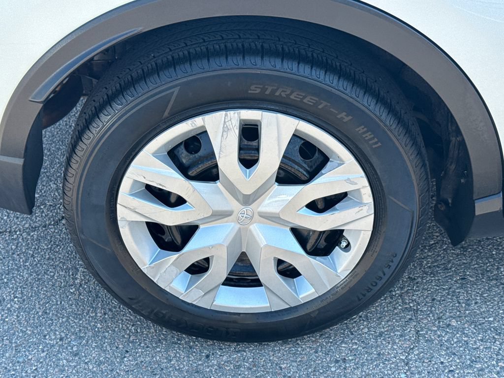 Used 2019 Toyota C-HR LE FWD image 39
