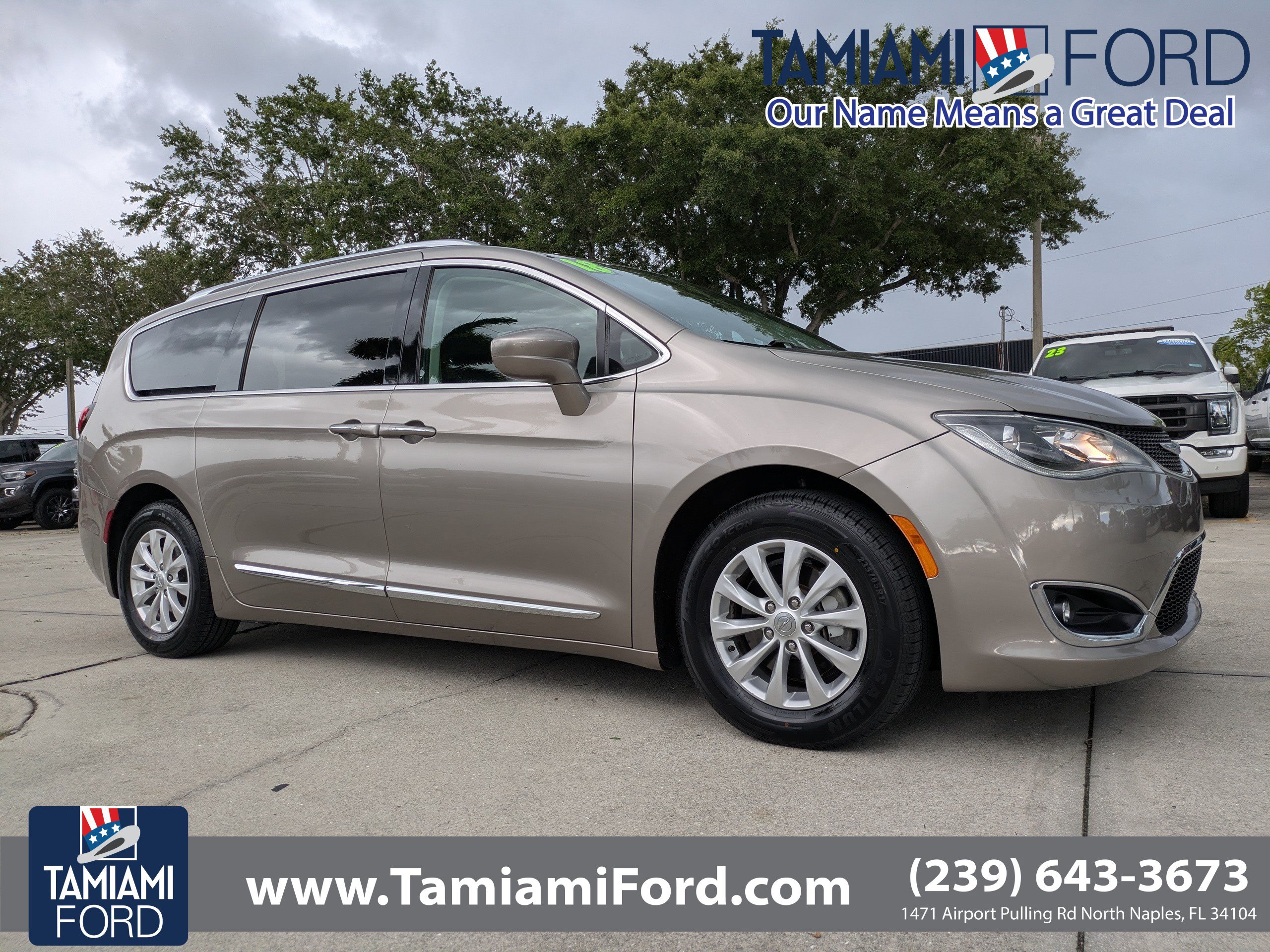 Used 2018 Chrysler Pacifica Touring-L FWD image 1