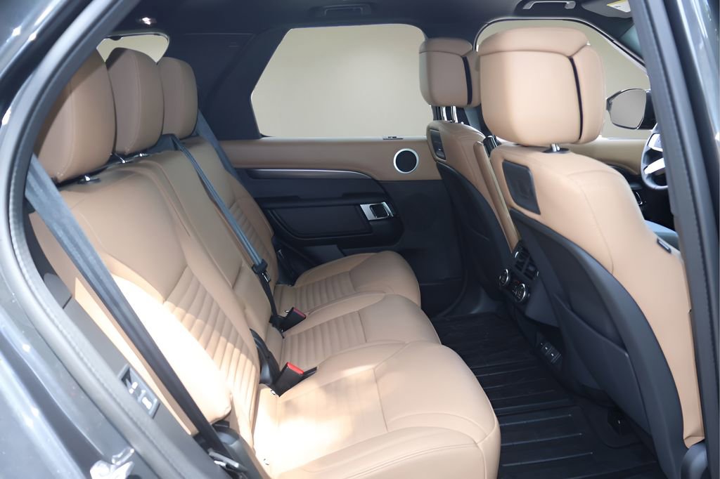 Used 2024 Land Rover Discovery Metropolitan Edition AWD/4WD image 16