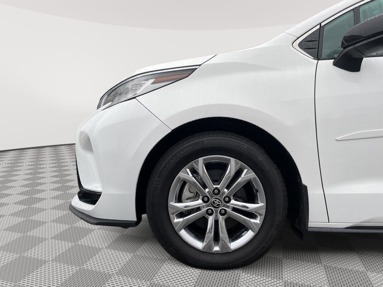 Used 2023 Toyota Sienna XSE AWD/4WD image 14