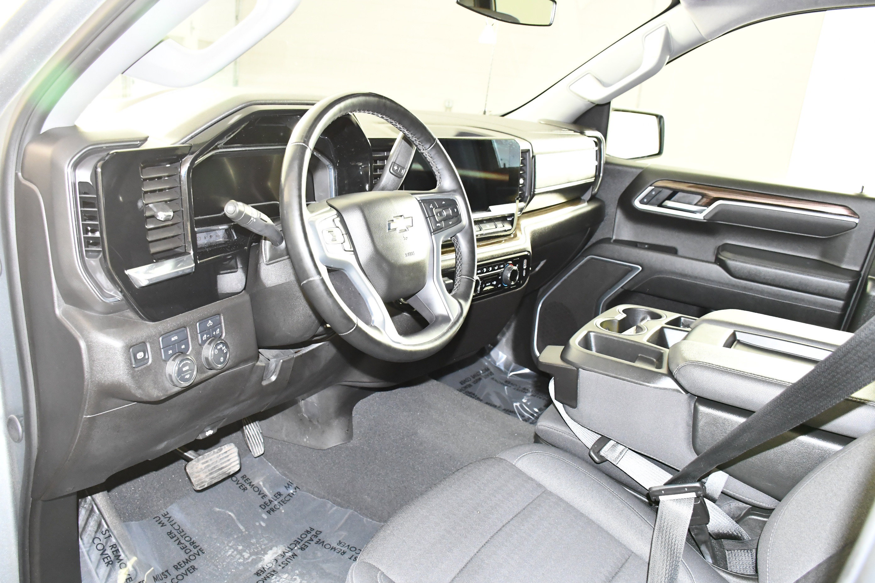 Used 2025 Chevrolet Silverado 1500 LT image 2