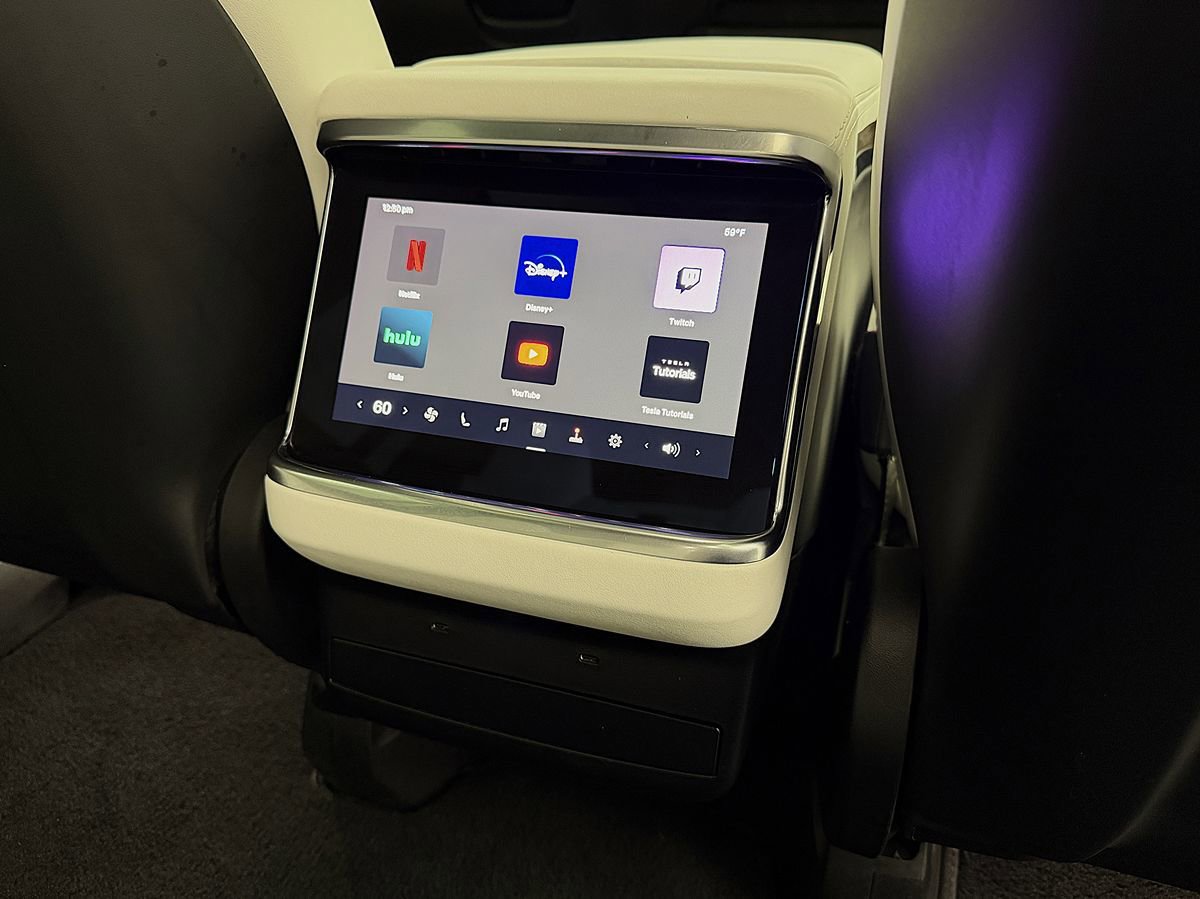 Used 2022 Tesla Model X image 35