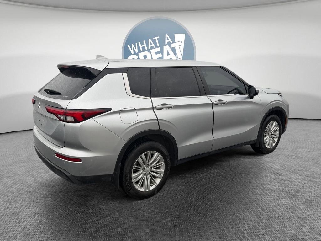 Used 2023 Mitsubishi Outlander ES image 3
