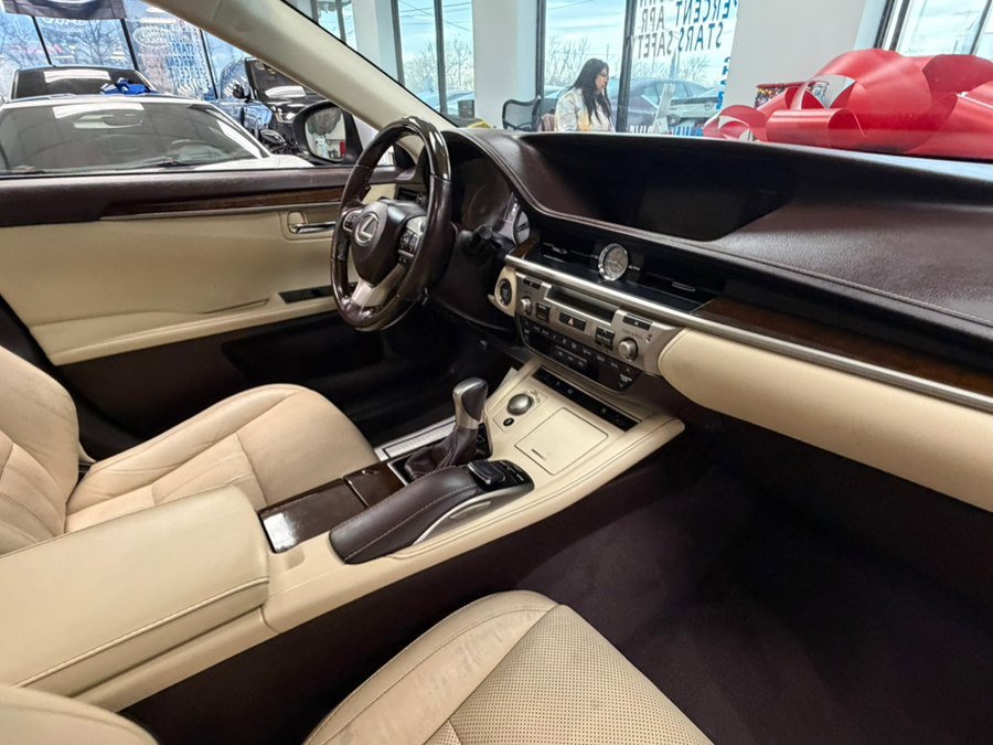 Used 2016 Lexus ES 350 w/ Luxury Package w/Wood Trim image 29