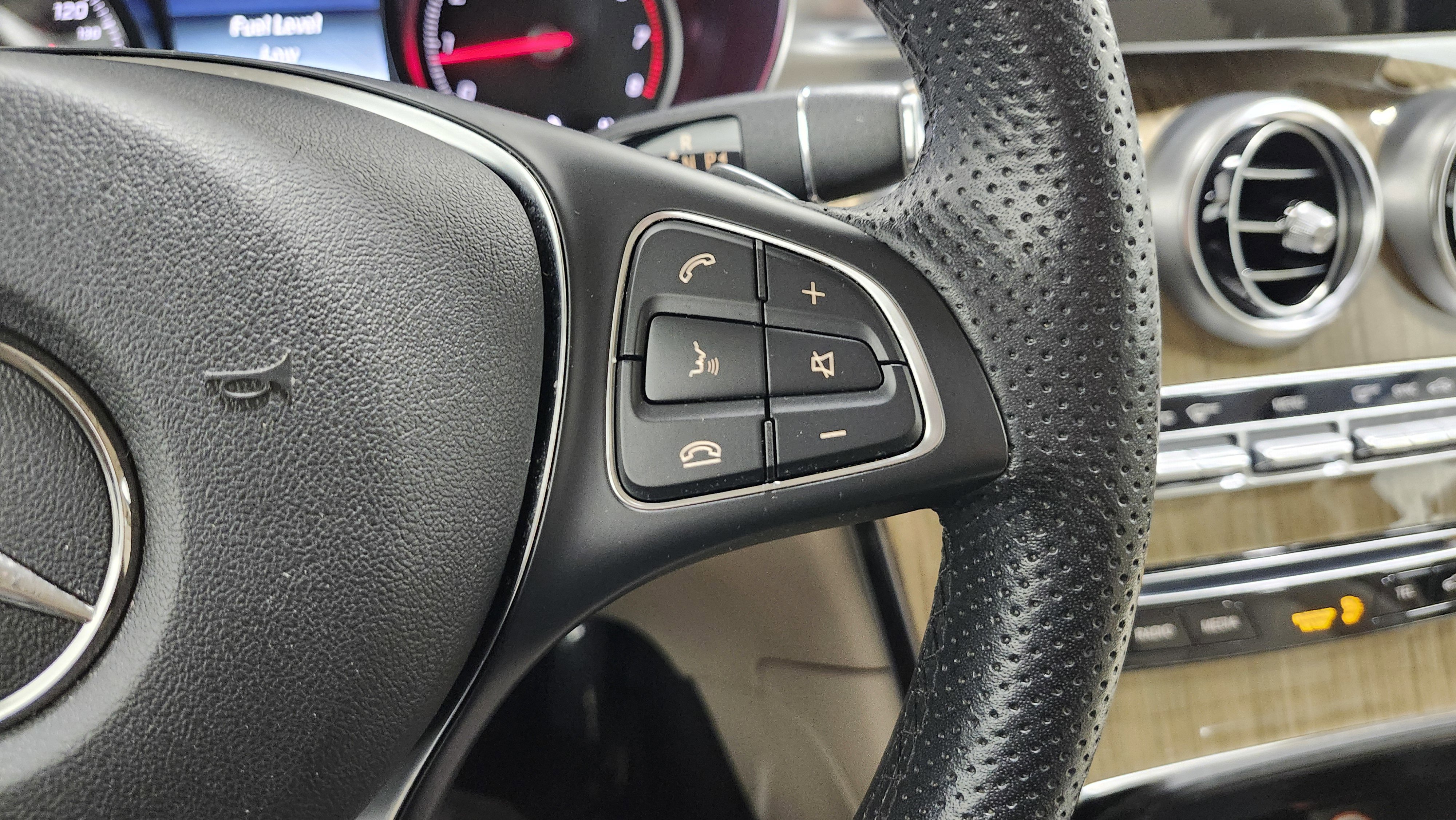 Used 2019 Mercedes-Benz GLC 300 w/ Premium Package image 31