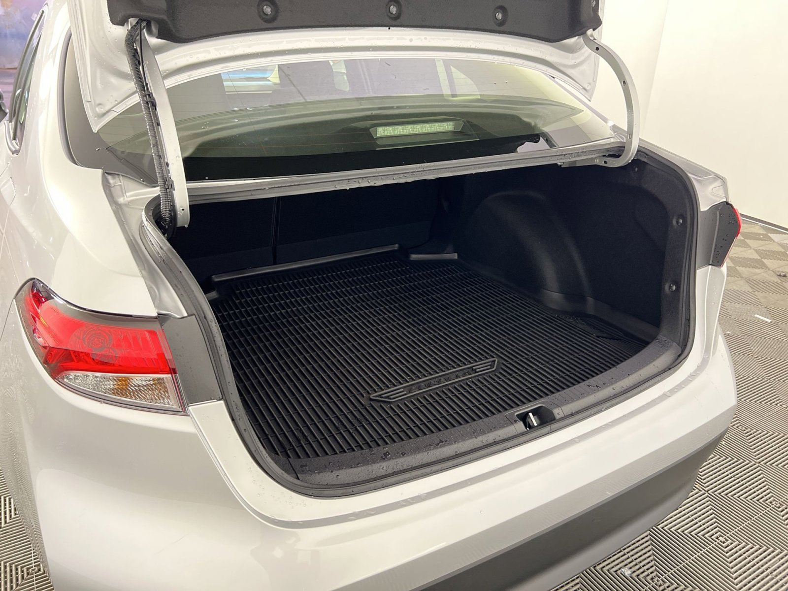 Used 2025 Toyota Corolla LE image 26