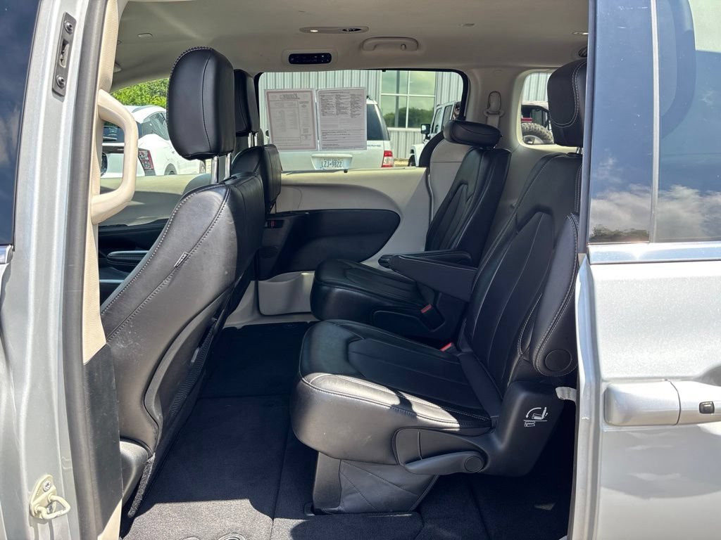 Used 2024 Chrysler Pacifica Touring-L FWD image 15