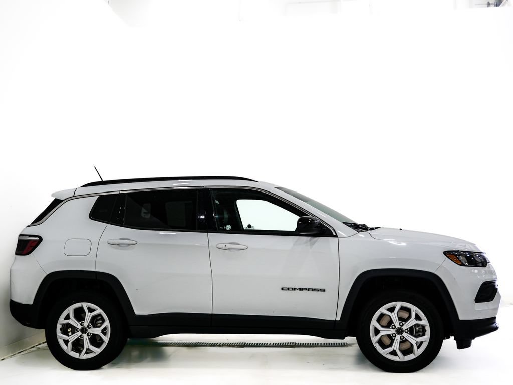 Used 2025 Jeep Compass Latitude w/ Sun & Sound Group AWD/4WD image 5