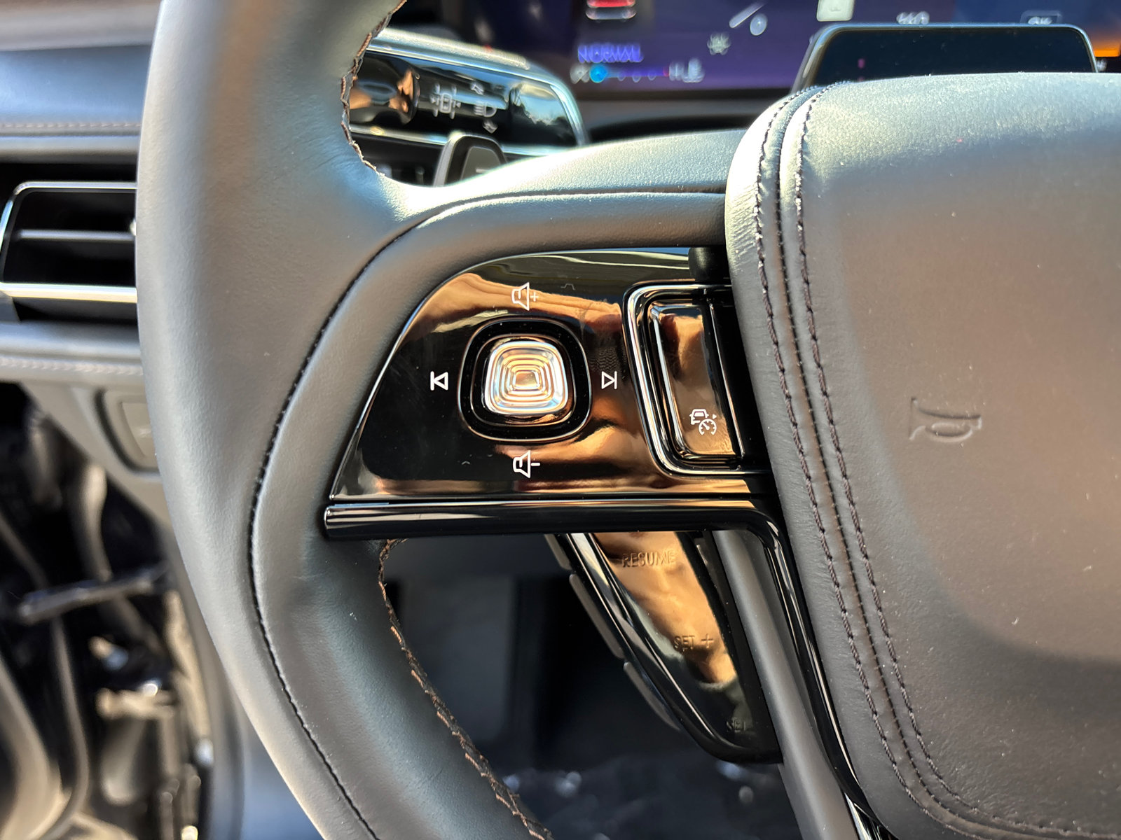 New 2027 Lincoln Aviator Reserve w/ Jet Appearance Package AWD/4WD image 17