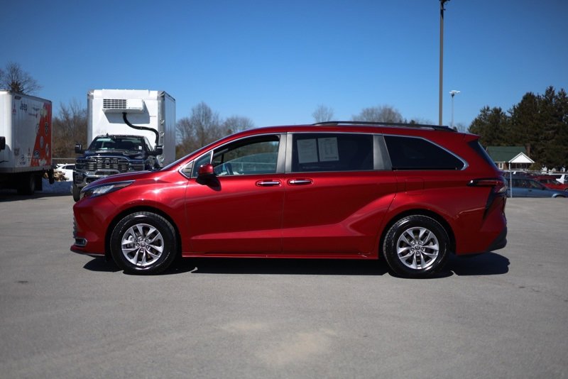 Used 2022 Toyota Sienna XLE image 6