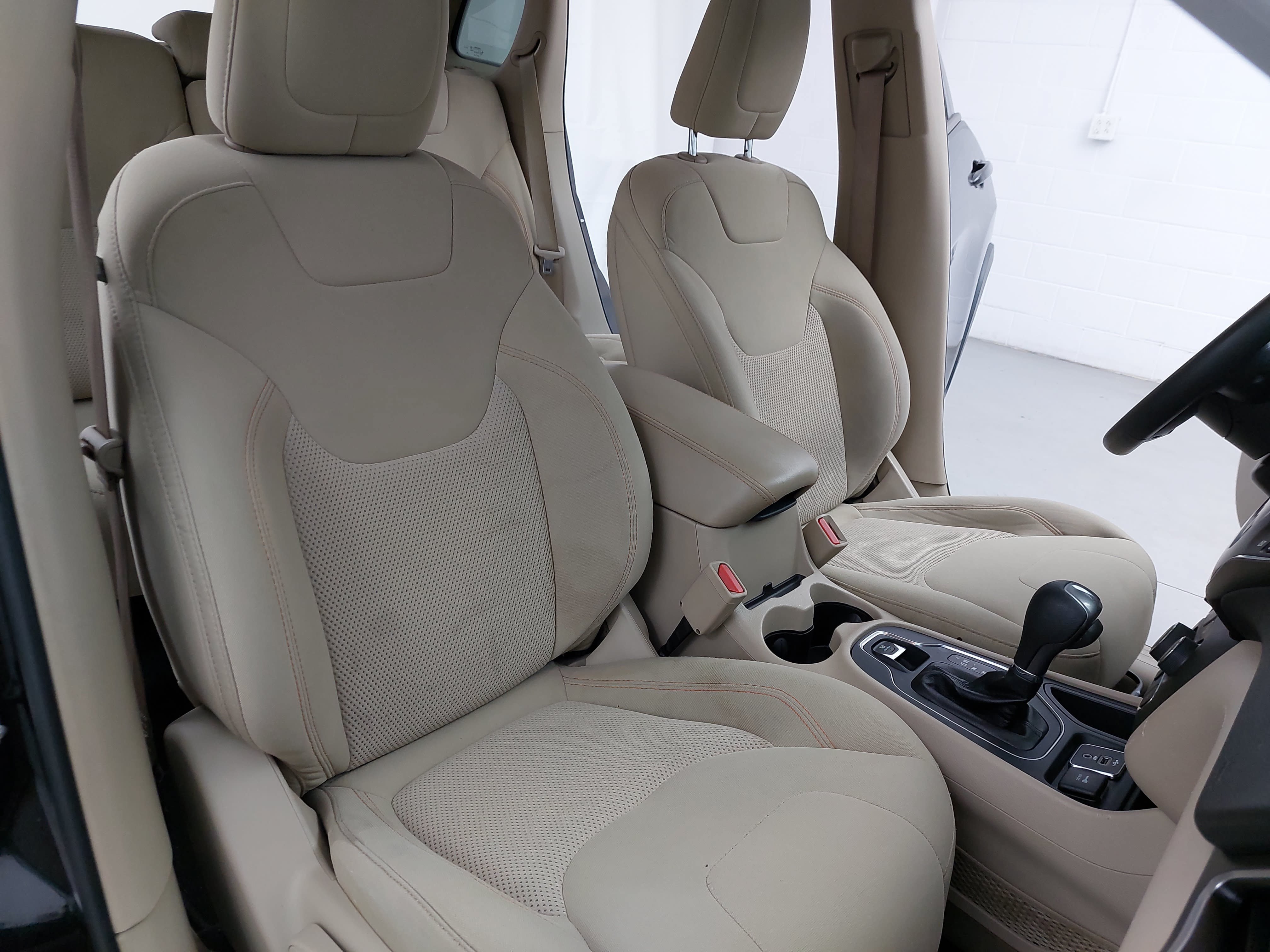 Used 2021 Jeep Cherokee Latitude FWD image 12