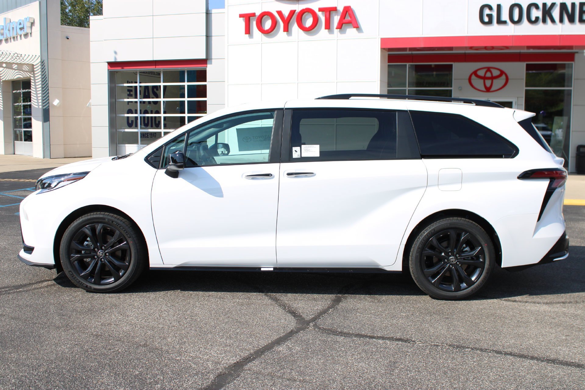 New 2026 Toyota Sienna XSE FWD image 11