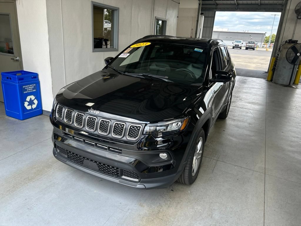 Used 2023 Jeep Compass Latitude w/ Convenience Group AWD/4WD image 2