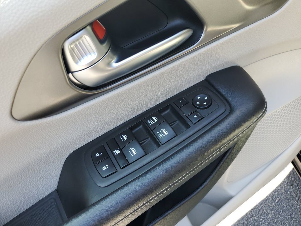Used 2023 Chrysler Pacifica Touring-L FWD image 32