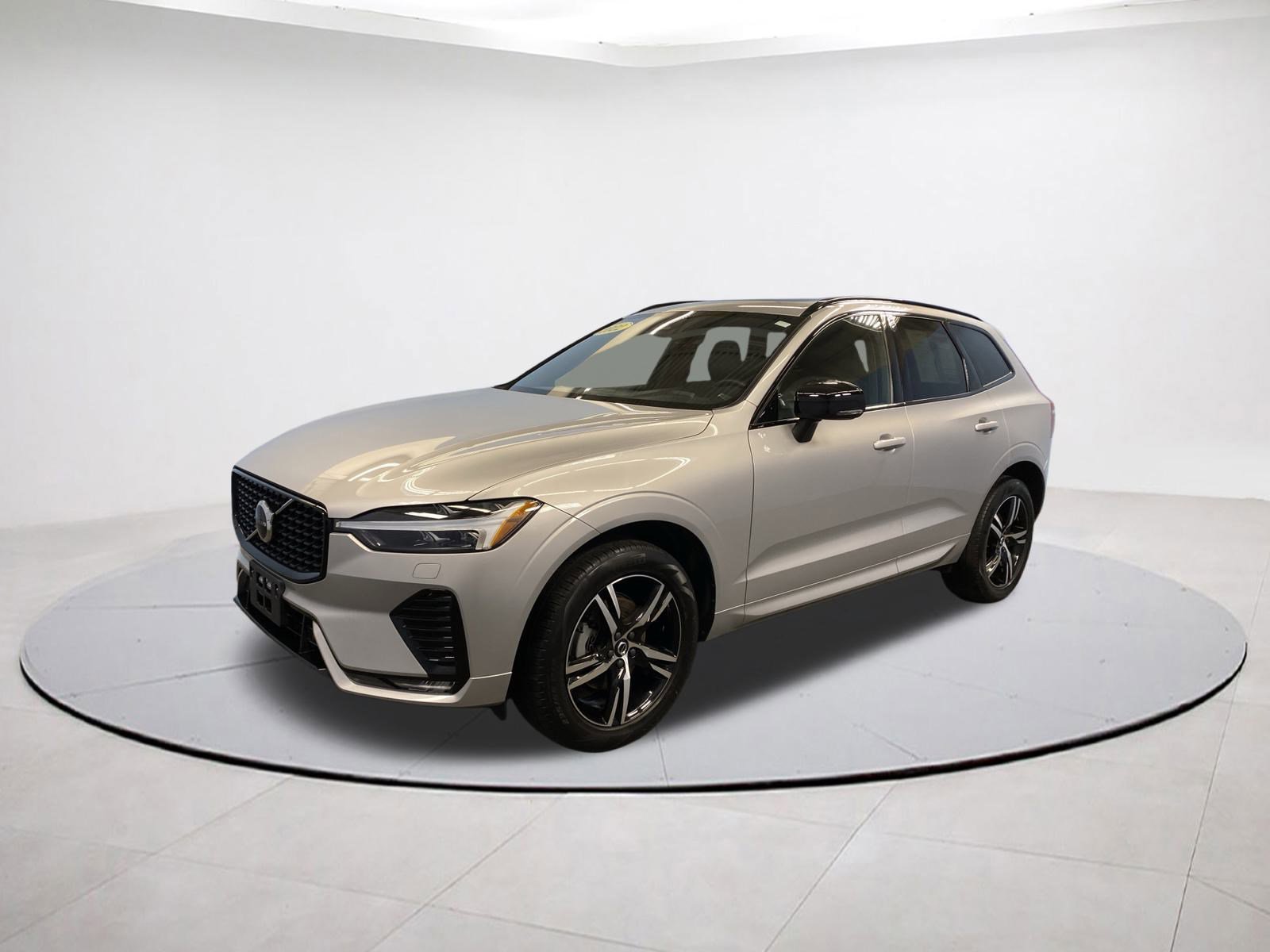Used 2022 Volvo XC60 B5 R-Design image 3