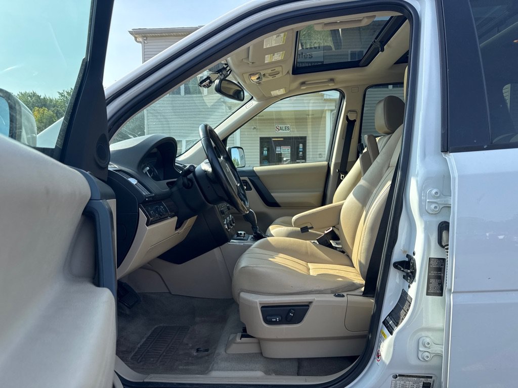 Used 2011 Land Rover LR2 HSE AWD/4WD image 9