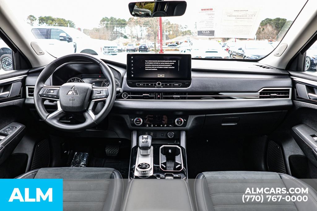 Used 2025 Mitsubishi Outlander SE image 32