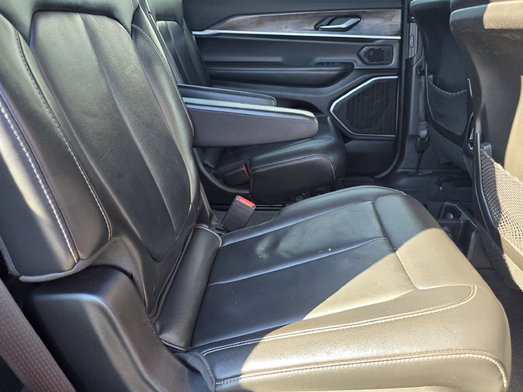 Used 2022 Jeep Grand Cherokee L Limited w/ Black Appearance Package AWD/4WD image 19